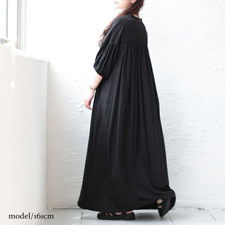 大きいサイズ レディース とろみ布帛キーネックギャザーマキシワンピース　maru-6685