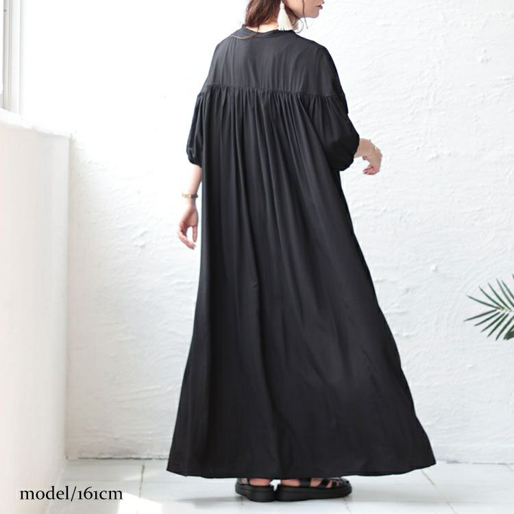 大きいサイズ レディース とろみ布帛キーネックギャザーマキシワンピース　maru-6685